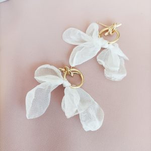 Kolczyki modowe kwiaty materiałowe białe